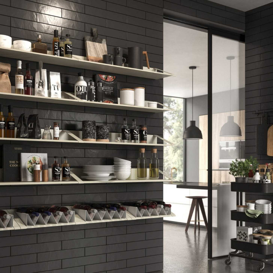 Come organizzare la dispensa con mensole di design