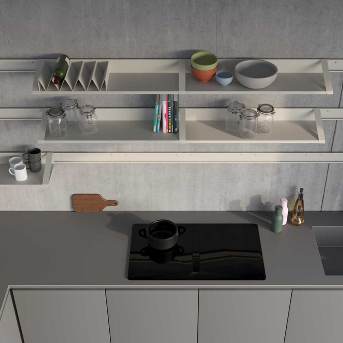 A minimalist kitchen without wall units thanks to the modular wall system.
